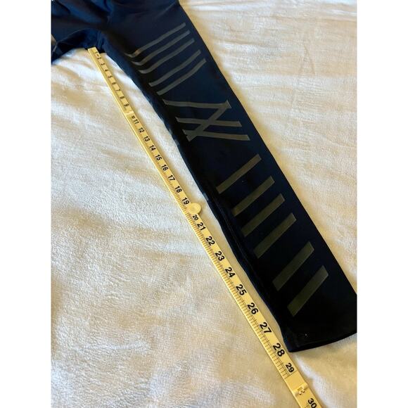 ALO YOGA | Airbrush Black Lineal Diagonal Stripe Leggings | Hailey Bieber | Sz M - Picture 6 of 10